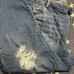 Mid rise Girlfriend Crop w/distressed lace holes.